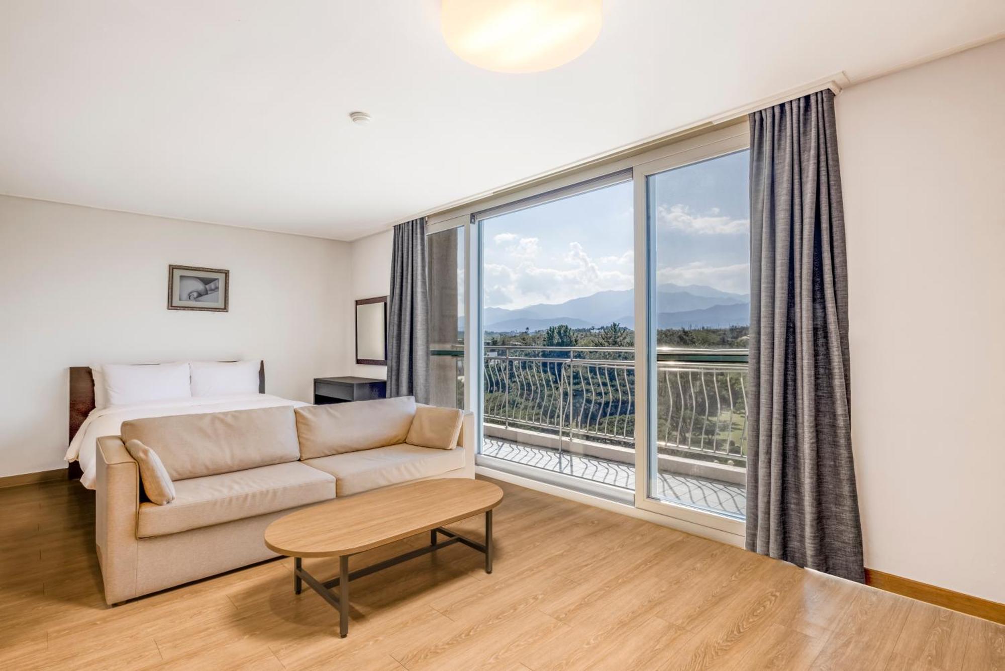 Kensington Resort Seorak Beach Сокчхо Экстерьер фото